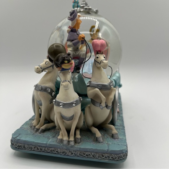 Disney  50th Anniversary Musical Snow Globe Carriage with Cinderella and Prince - Picture 8 of 17
